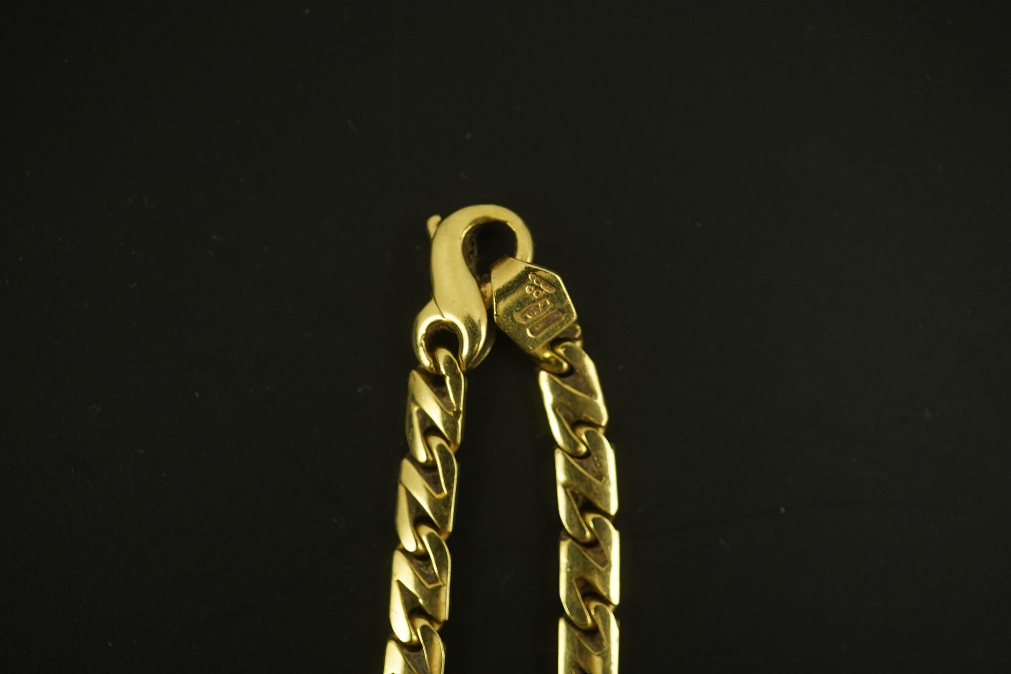 A modern 18ct gold shaped link chain